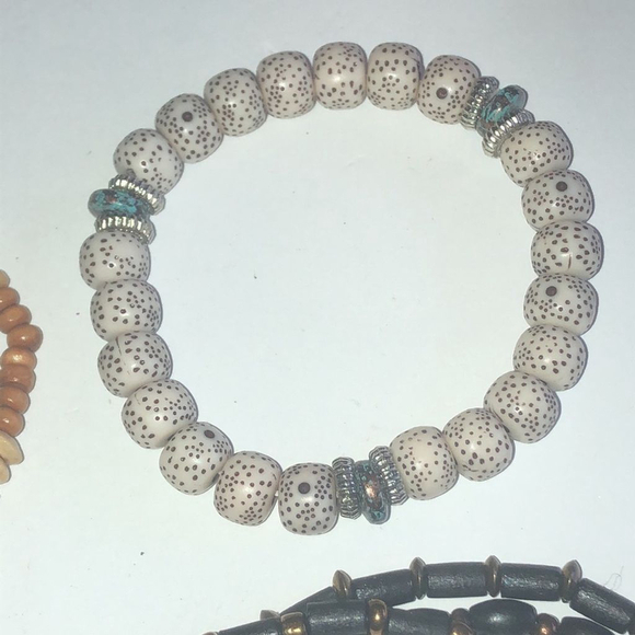 Lot of 6 Wooden Neutral Tone Beaded Boho Stretchy Bracelets - Picture 6 of 10